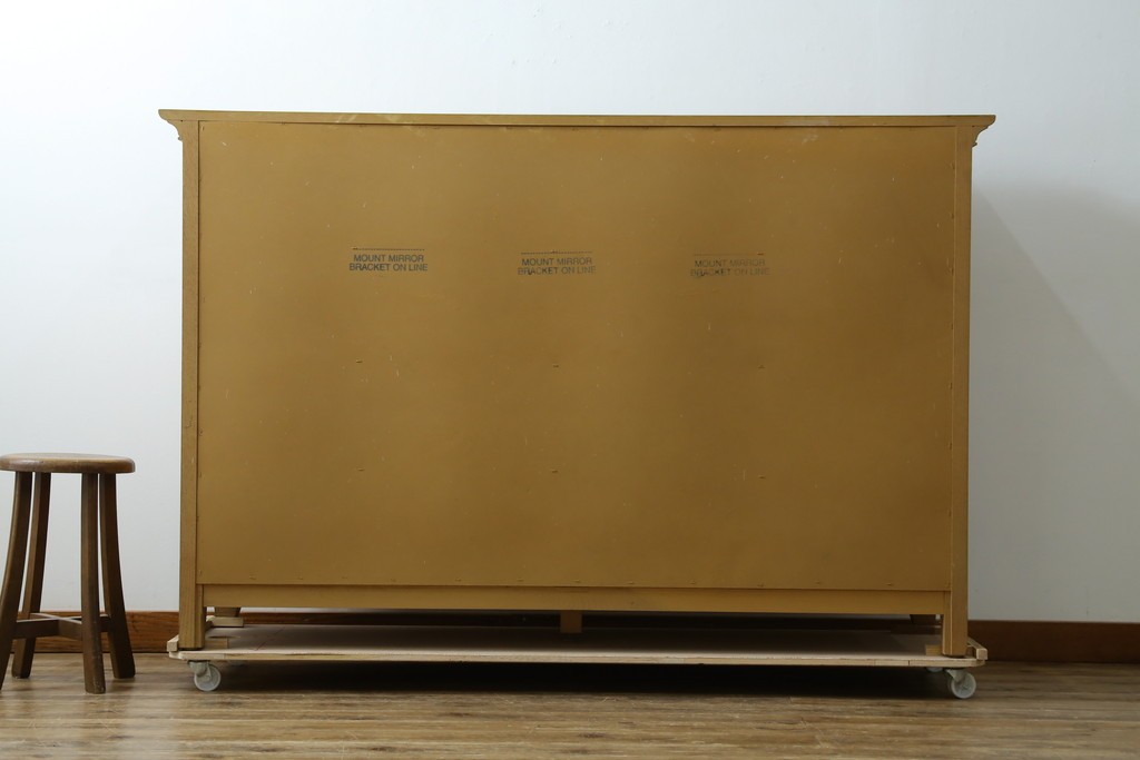 中古　トーマスビル(Thomasville)　IDC大塚家具取り扱い　アメリカンカントリースタイル　オーク材　アンティーク調　木の質感を活かしたぬくもりある風合いと気品が感じられるサイドボード　(R-082390)