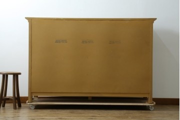 中古　トーマスビル(Thomasville)　IDC大塚家具取り扱い　アメリカンカントリースタイル　オーク材　アンティーク調　木の質感を活かしたぬくもりある風合いと気品が感じられるサイドボード　(R-082390)