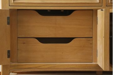 中古　トーマスビル(Thomasville)　IDC大塚家具取り扱い　アメリカンカントリースタイル　オーク材　アンティーク調　木の質感を活かしたぬくもりある風合いと気品が感じられるサイドボード(サイドキャビネット、チェスト、収納棚、戸棚)(R-082390)
