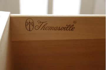 中古　トーマスビル(Thomasville)　IDC大塚家具取り扱い　アメリカンカントリースタイル　オーク材　アンティーク調　気品漂う洗練されたデザインが魅力的なトールチェスト(サイドチェスト、縦型チェスト、引き出し)(R-082391)