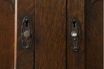 イギリスアンティーク　オーク材　ツイストレッグ　エレガントな雰囲気を醸し出すサイドボード(サイドキャビネット、収納棚、戸棚、英国)(R-082395)