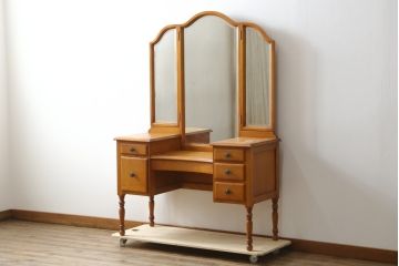中古　希少な廃盤品!!　横浜ダニエル(daniel)　気品漂う洗練されたデザインが魅力的!! 珍しい三面鏡付きドレッサー(鏡台、化粧台、ミラー)(定価約85万円)(R-082396)