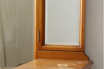中古　希少な廃盤品!!　横浜ダニエル(daniel)　気品漂う洗練されたデザインが魅力的!! 珍しい三面鏡付きドレッサー(鏡台、化粧台、ミラー)(定価約85万円)(R-082396)