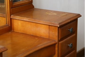 中古　希少な廃盤品!!　横浜ダニエル(daniel)　気品漂う洗練されたデザインが魅力的!! 珍しい三面鏡付きドレッサー(鏡台、化粧台、ミラー)(定価約85万円)(R-082396)