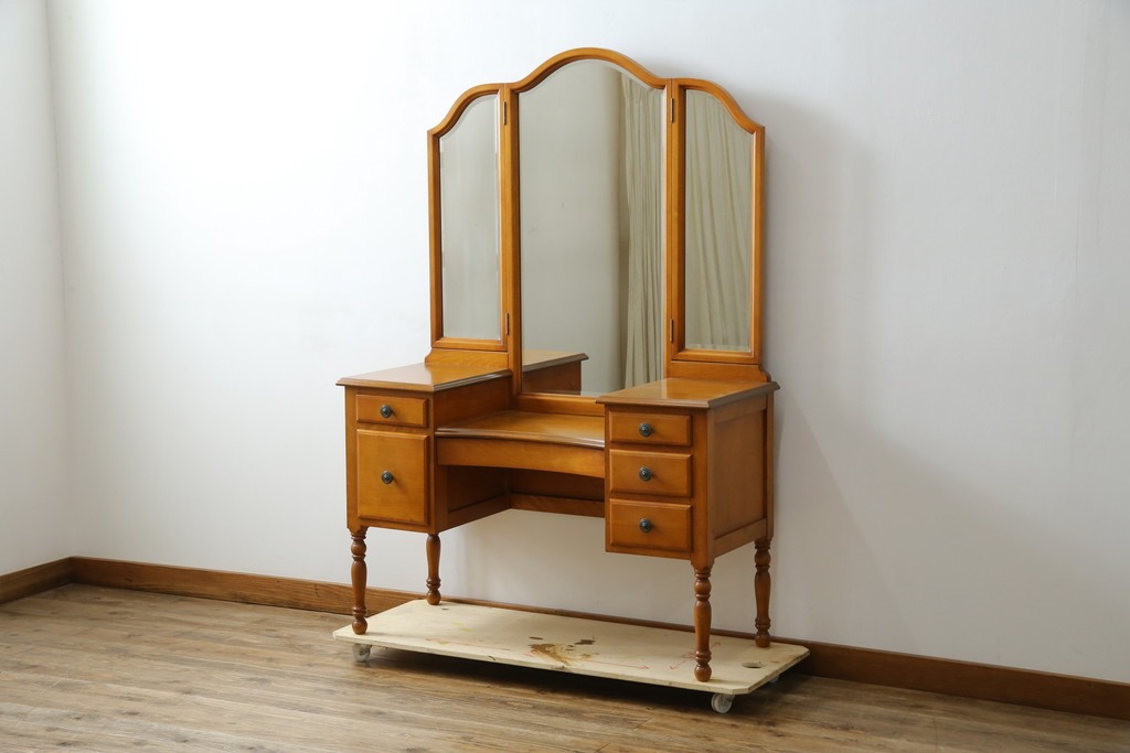 中古　希少な廃盤品!!　横浜ダニエル(daniel)　気品漂う洗練されたデザインが魅力的!! 珍しい三面鏡付きドレッサー　定価約85万円　(R-082396)