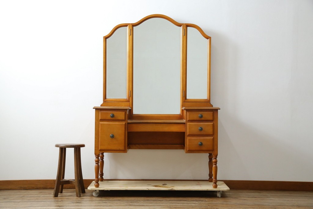 中古　希少な廃盤品!!　横浜ダニエル(daniel)　気品漂う洗練されたデザインが魅力的!! 珍しい三面鏡付きドレッサー　定価約85万円　(R-082396)