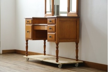 中古　希少な廃盤品!!　横浜ダニエル(daniel)　気品漂う洗練されたデザインが魅力的!! 珍しい三面鏡付きドレッサー　定価約85万円　(R-082396)