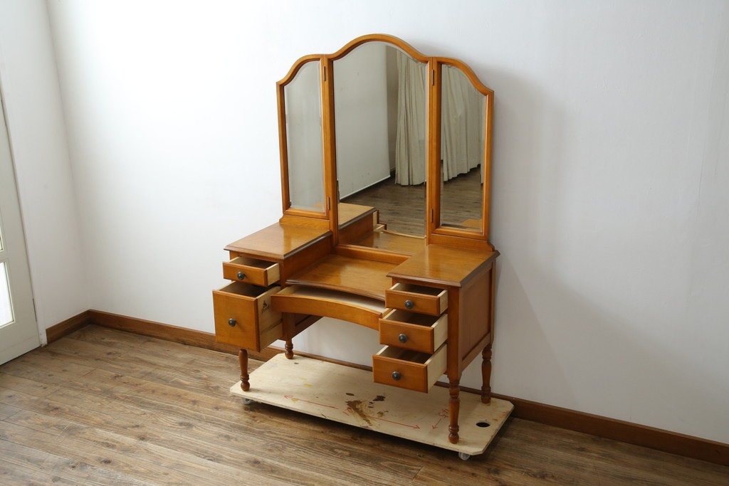 中古　希少な廃盤品!!　横浜ダニエル(daniel)　気品漂う洗練されたデザインが魅力的!! 珍しい三面鏡付きドレッサー　定価約85万円　(R-082396)