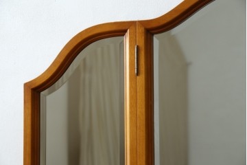 中古　希少な廃盤品!!　横浜ダニエル(daniel)　気品漂う洗練されたデザインが魅力的!! 珍しい三面鏡付きドレッサー　定価約85万円　(R-082396)