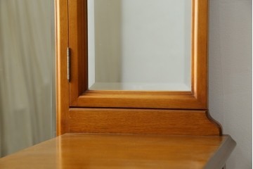 中古　希少な廃盤品!!　横浜ダニエル(daniel)　気品漂う洗練されたデザインが魅力的!! 珍しい三面鏡付きドレッサー　定価約85万円　(R-082396)