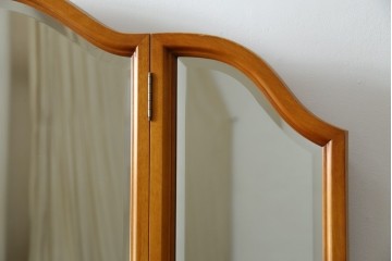 中古　希少な廃盤品!!　横浜ダニエル(daniel)　気品漂う洗練されたデザインが魅力的!! 珍しい三面鏡付きドレッサー　定価約85万円　(R-082396)