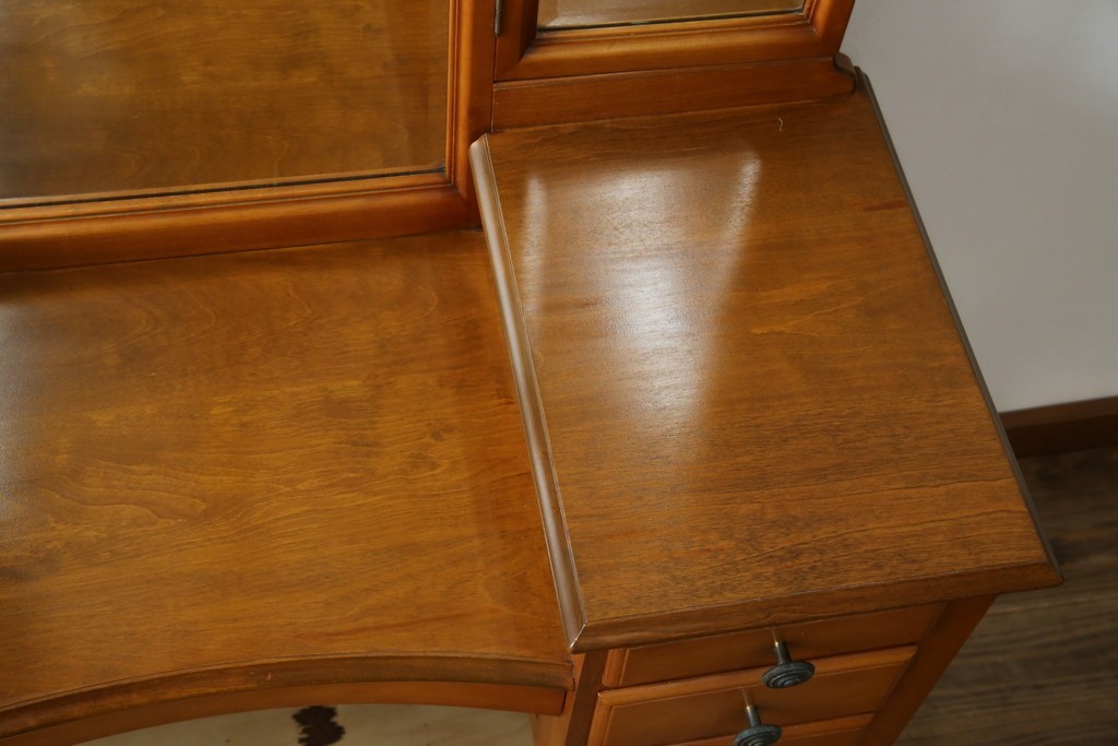 中古　希少な廃盤品!!　横浜ダニエル(daniel)　気品漂う洗練されたデザインが魅力的!! 珍しい三面鏡付きドレッサー　定価約85万円　(R-082396)