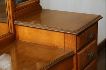 中古　希少な廃盤品!!　横浜ダニエル(daniel)　気品漂う洗練されたデザインが魅力的!! 珍しい三面鏡付きドレッサー　定価約85万円　(R-082396)