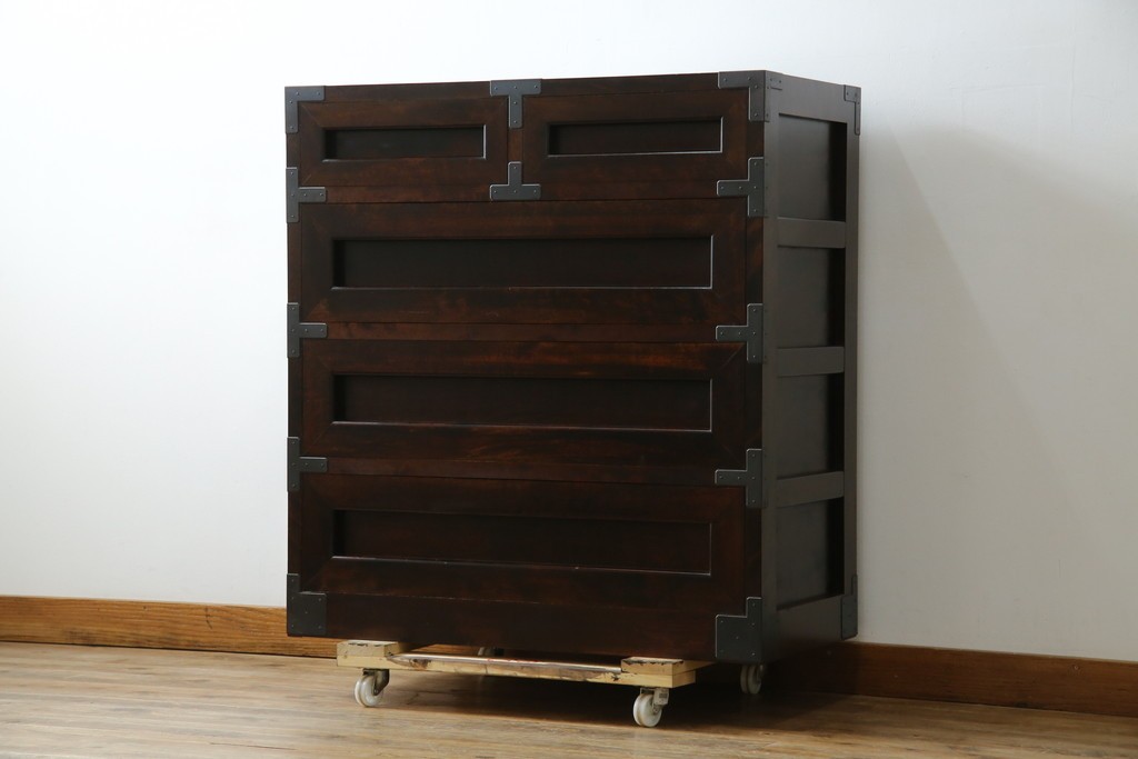 中古　美品　松本民芸家具　高山式　直線的なデザインが洗練された雰囲気を醸し出す金具付きタンス　定価約50万円　(R-082400)