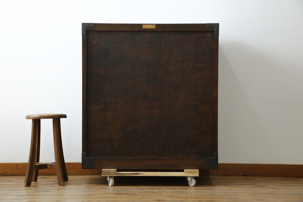 中古　美品　松本民芸家具　高山式　直線的なデザインが洗練された雰囲気を醸し出す金具付きタンス　定価約50万円　(R-082400)