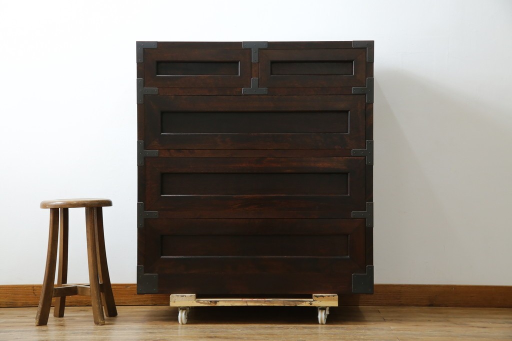 中古　美品　松本民芸家具　高山式　直線的なデザインが洗練された雰囲気を醸し出す金具付きタンス　定価約50万円　(R-082400)