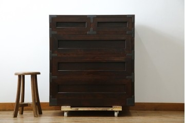 中古　美品　松本民芸家具　高山式　直線的なデザインが洗練された雰囲気を醸し出す金具付きタンス　定価約50万円　(R-082400)