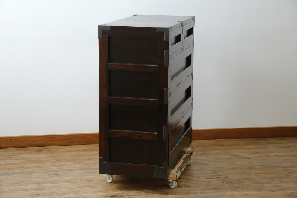 中古　美品　松本民芸家具　高山式　直線的なデザインが洗練された雰囲気を醸し出す金具付きタンス　定価約50万円　(R-082400)