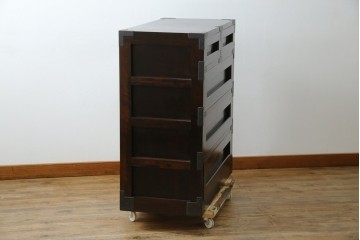 中古　美品　松本民芸家具　高山式　直線的なデザインが洗練された雰囲気を醸し出す金具付きタンス　定価約50万円　(R-082400)