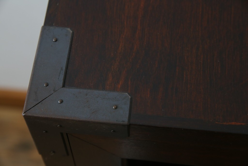 中古　美品　松本民芸家具　高山式　直線的なデザインが洗練された雰囲気を醸し出す金具付きタンス　定価約50万円　(R-082400)