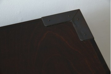 中古　美品　松本民芸家具　高山式　直線的なデザインが洗練された雰囲気を醸し出す金具付きタンス　定価約50万円　(R-082400)