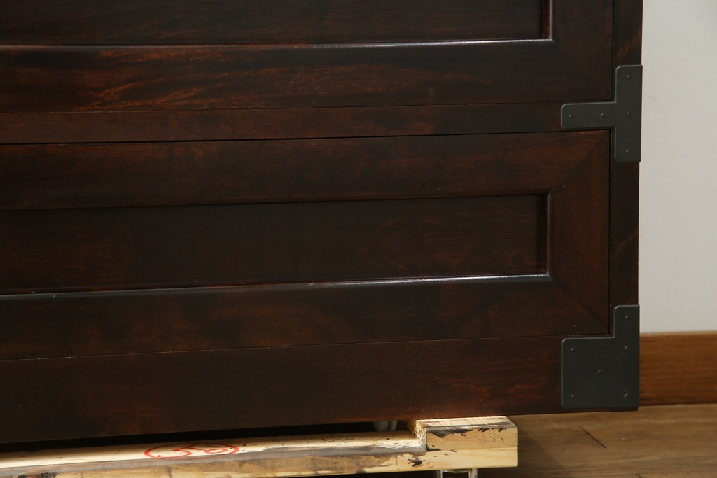 中古　美品　松本民芸家具　高山式　直線的なデザインが洗練された雰囲気を醸し出す金具付きタンス　定価約50万円　(R-082400)