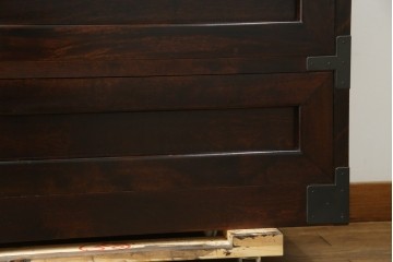 中古　美品　松本民芸家具　高山式　直線的なデザインが洗練された雰囲気を醸し出す金具付きタンス　定価約50万円　(R-082400)