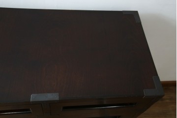 中古　美品　松本民芸家具　高山式　直線的なデザインが洗練された雰囲気を醸し出す金具付きタンス　定価約50万円　(R-082400)