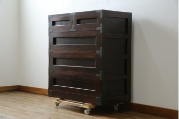 中古　美品　松本民芸家具　高山式　直線的なデザインが洗練された雰囲気を醸し出す金具付きタンス　定価約50万円　(R-082400)