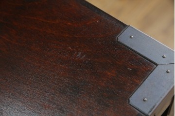 中古　美品　松本民芸家具　高山式　直線的なデザインが洗練された雰囲気を醸し出す金具付きタンス　定価約50万円　(R-082400)