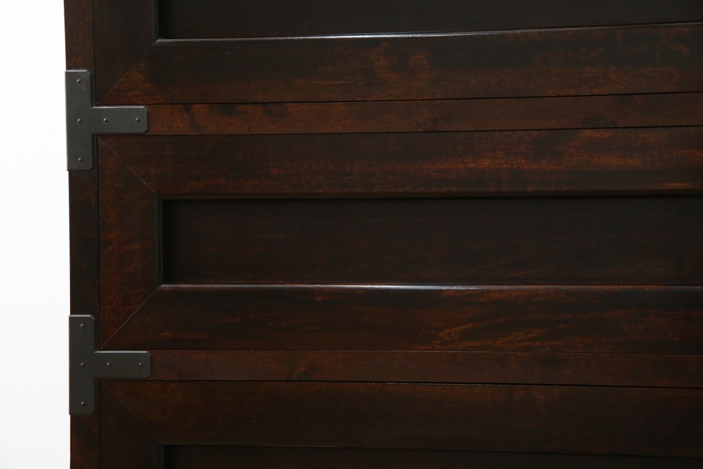 中古　美品　松本民芸家具　高山式　直線的なデザインが洗練された雰囲気を醸し出す金具付きタンス　定価約50万円　(R-082400)