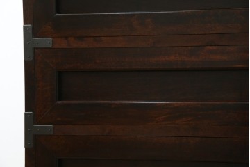 中古　美品　松本民芸家具　高山式　直線的なデザインが洗練された雰囲気を醸し出す金具付きタンス　定価約50万円　(R-082400)