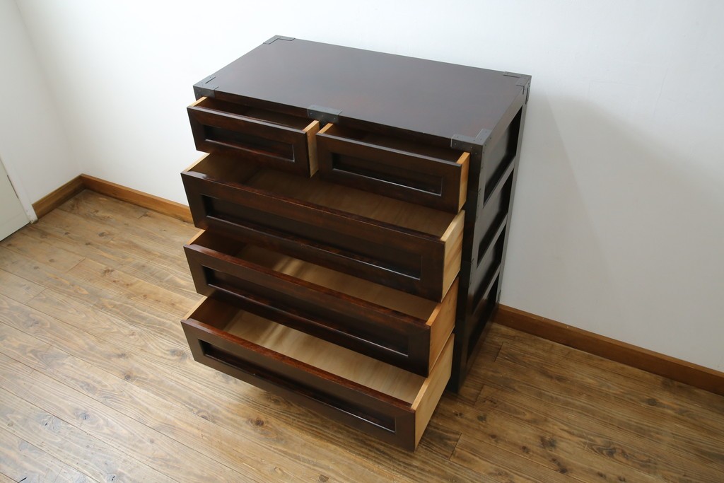 中古　美品　松本民芸家具　高山式　直線的なデザインが洗練された雰囲気を醸し出す金具付きタンス　定価約50万円　(R-082400)