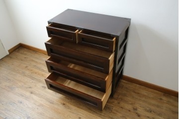 中古　美品　松本民芸家具　高山式　直線的なデザインが洗練された雰囲気を醸し出す金具付きタンス　定価約50万円　(R-082400)