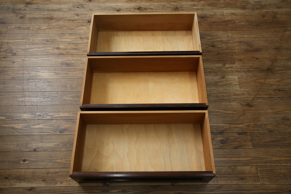 中古　美品　松本民芸家具　高山式　直線的なデザインが洗練された雰囲気を醸し出す金具付きタンス　定価約50万円　(R-082400)