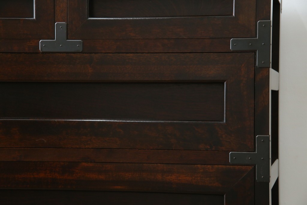 中古　美品　松本民芸家具　高山式　直線的なデザインが洗練された雰囲気を醸し出す金具付きタンス　定価約50万円　(R-082400)