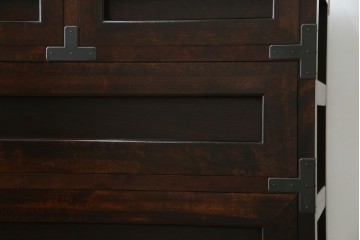 中古　美品　松本民芸家具　高山式　直線的なデザインが洗練された雰囲気を醸し出す金具付きタンス　定価約50万円　(R-082400)