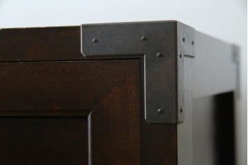 中古　美品　松本民芸家具　高山式　直線的なデザインが洗練された雰囲気を醸し出す金具付きタンス　定価約50万円　(R-082400)