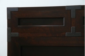 中古　美品　松本民芸家具　高山式　直線的なデザインが洗練された雰囲気を醸し出す金具付きタンス　定価約50万円　(R-082400)