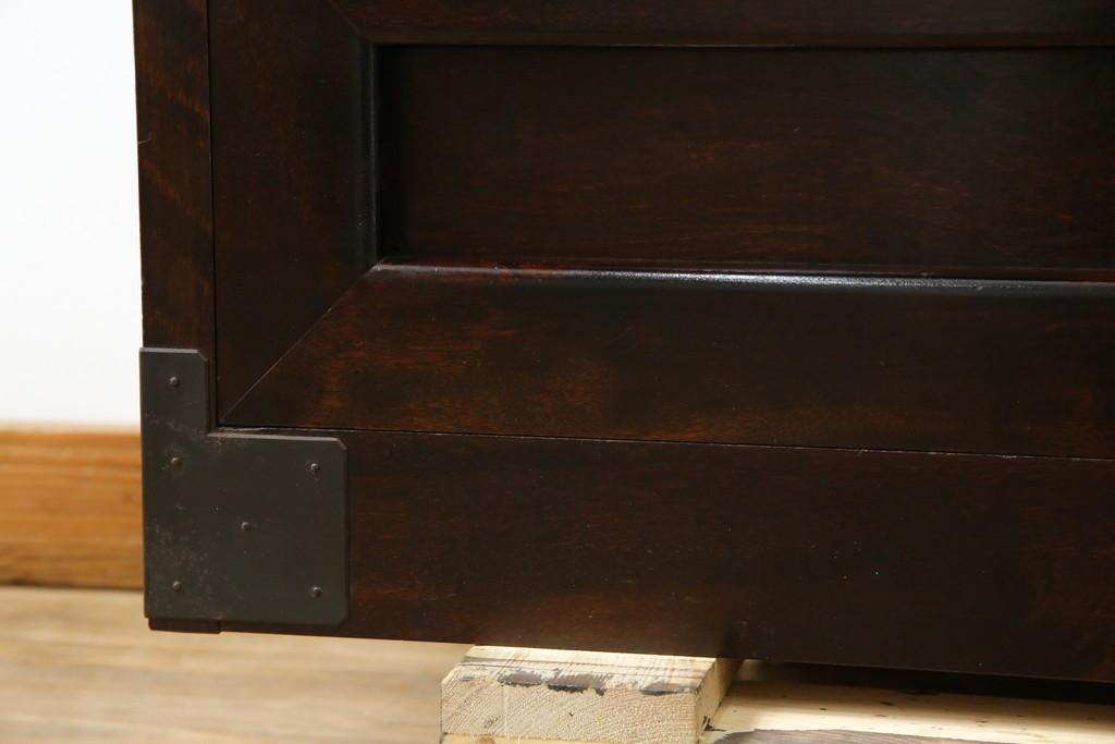 中古　美品　松本民芸家具　高山式　直線的なデザインが洗練された雰囲気を醸し出す金具付きタンス　定価約50万円　(R-082400)