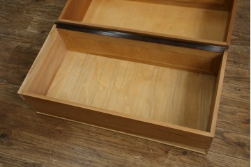 中古　美品　松本民芸家具　高山式　直線的なデザインが洗練された雰囲気を醸し出す金具付きタンス　定価約50万円　(R-082400)