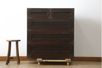 中古　美品　松本民芸家具　高山式　直線的なデザインが洗練された雰囲気を醸し出す金具付きタンス(チェスト、衣装箪笥、収納たんす、引き出し)(定価約50万円)(R-082400)