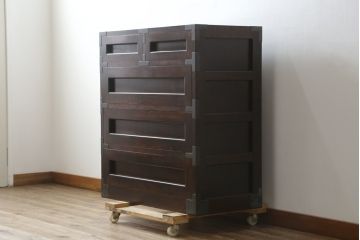 中古　美品　松本民芸家具　高山式　直線的なデザインが洗練された雰囲気を醸し出す金具付きタンス(チェスト、衣装箪笥、収納たんす、引き出し)(定価約50万円)(R-082400)