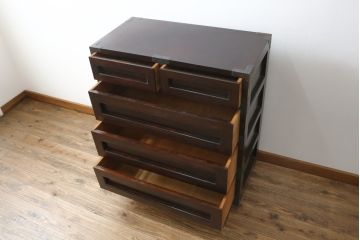 中古　美品　松本民芸家具　高山式　直線的なデザインが洗練された雰囲気を醸し出す金具付きタンス(チェスト、衣装箪笥、収納たんす、引き出し)(定価約50万円)(R-082400)