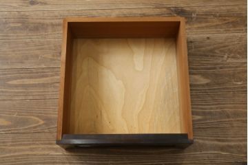 中古　美品　松本民芸家具　高山式　直線的なデザインが洗練された雰囲気を醸し出す金具付きタンス(チェスト、衣装箪笥、収納たんす、引き出し)(定価約50万円)(R-082400)