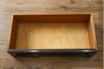 中古　美品　松本民芸家具　高山式　直線的なデザインが洗練された雰囲気を醸し出す金具付きタンス(チェスト、衣装箪笥、収納たんす、引き出し)(定価約50万円)(R-082400)