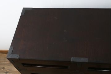 中古　美品　松本民芸家具　高山式　直線的なデザインが洗練された雰囲気を醸し出す金具付きタンス(チェスト、衣装箪笥、収納たんす、引き出し)(定価約50万円)(R-082400)