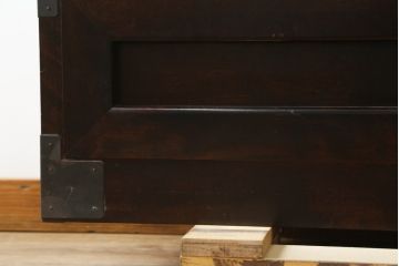 中古　美品　松本民芸家具　高山式　直線的なデザインが洗練された雰囲気を醸し出す金具付きタンス(チェスト、衣装箪笥、収納たんす、引き出し)(定価約50万円)(R-082400)