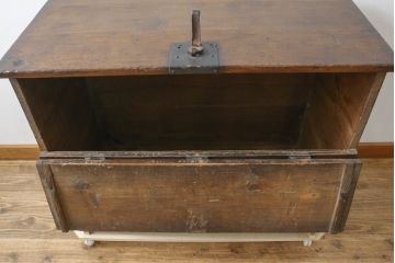 アジアンアンティーク　松材　味わい深い風合いが魅力のバンダチ(バンダジ、半閉櫃、李朝家具、李朝タンス、収納箪笥)(R-082403)