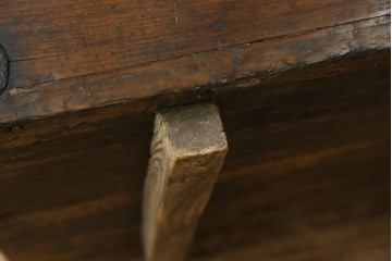 アジアンアンティーク　松材　味わい深い風合いが魅力のバンダチ　(R-082403)